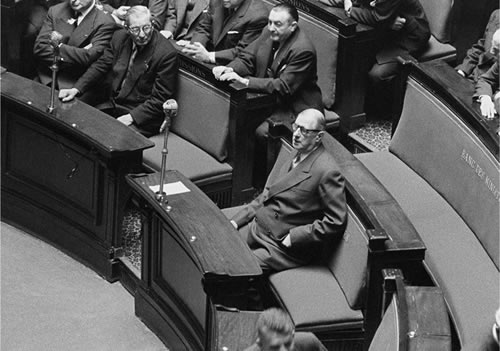 De Gaulle seul au banc du gouvernement 1/6/58