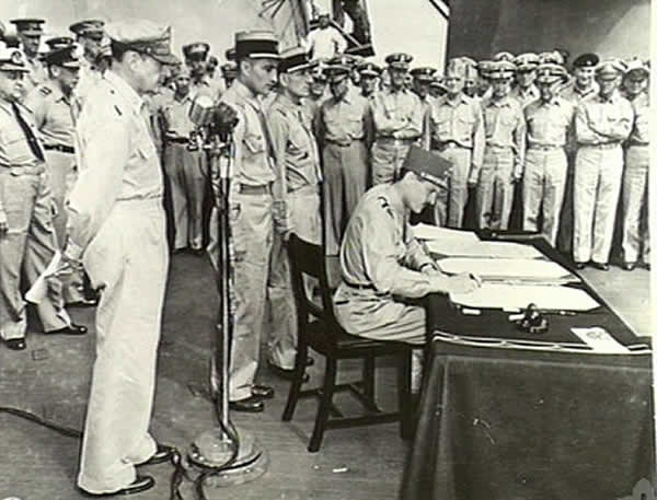 Signature de la Capitulation japonaise par Leclerc