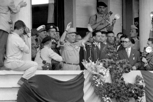 Généraux au balcin du Gouvernement général le 13 mai 1958